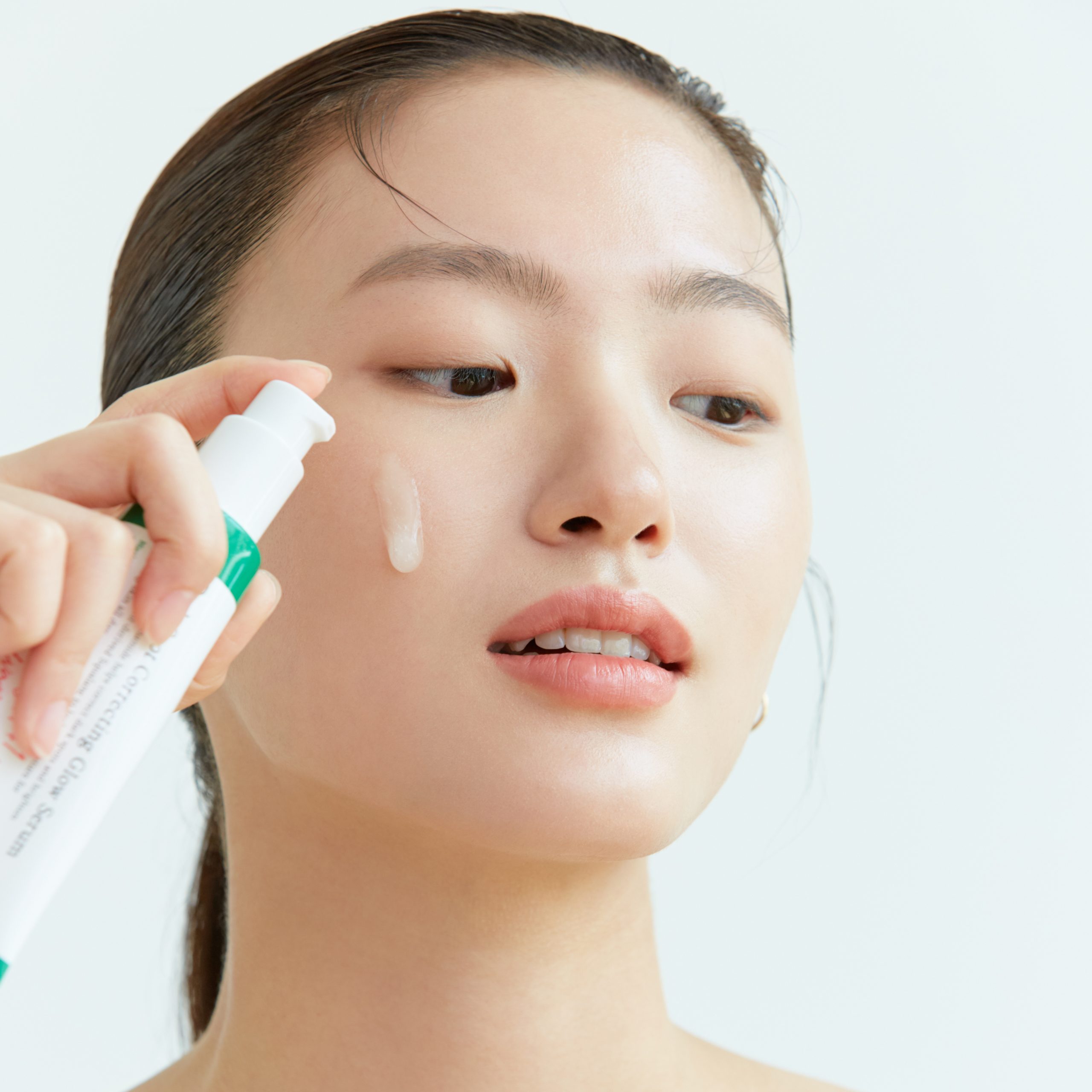 Dark Spot Correcting Glow Serum Model A-Cut 3 2