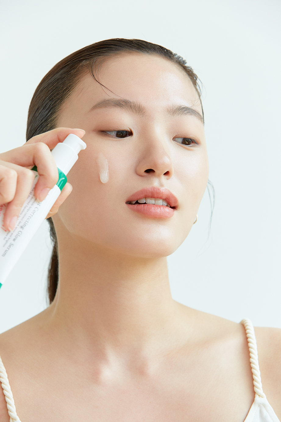 Dark Spot Correcting Glow Serum Model A-Cut 3